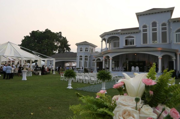 Alegría nupcial al atardecer