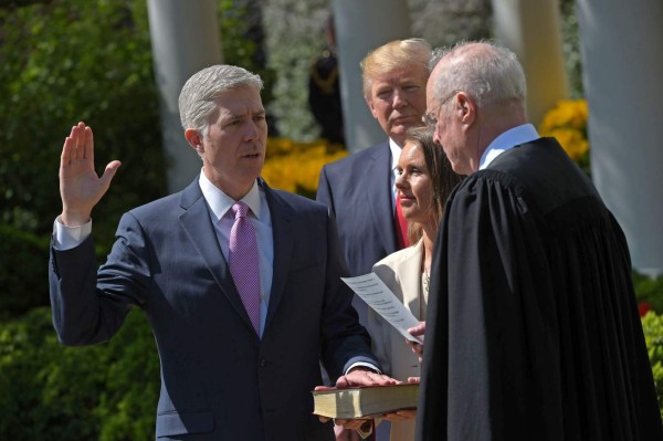 Juramentado Neil Gorsuch como juez de la Corte Suprema de EUA