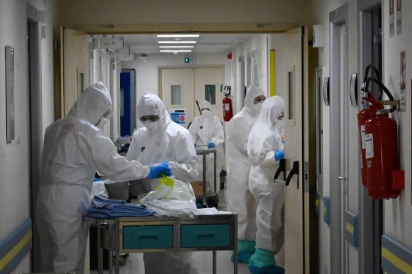 Italia reduce por primera vez el número de casos positivos por coronavirus