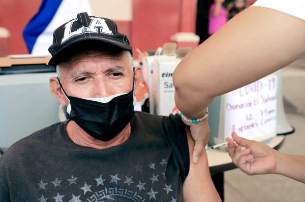 En Cedros también inician vacunación con dosis donadas por El Salvador