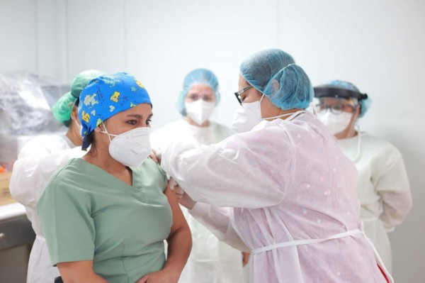 Una enfermera recibe la primera vacuna contra covid-19 en El Salvador