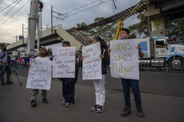 Familiares de víctimas de accidente del metro en México piden justicia a la fiscalía