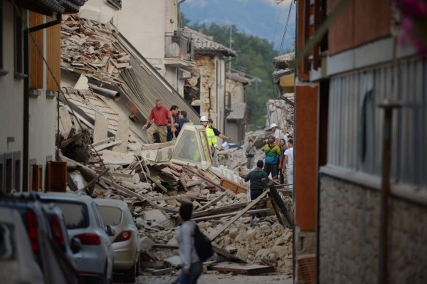Afectados de sismo en Italia no pueden creer la dimensión de la tragedia