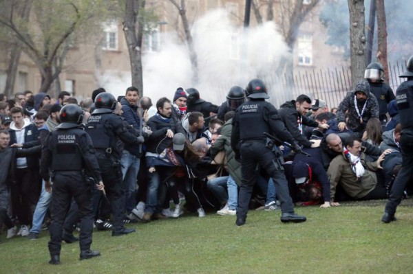 Lyon fans clash with police outside the stadium before the UEFA Champions League round of 16, second leg football match between FC Barcelona and Olympique Lyonnais at the Camp Nou stadium in Barcelona on March 13, 2019. (Photo by Pau Barrena / AFP)