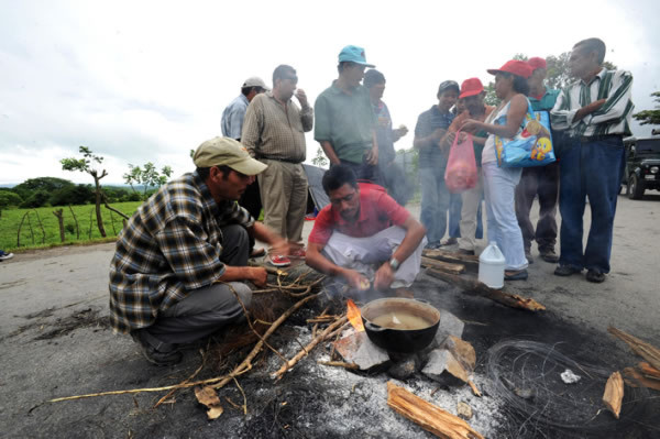 Hambre y cansancio agobia a los pro Zelaya