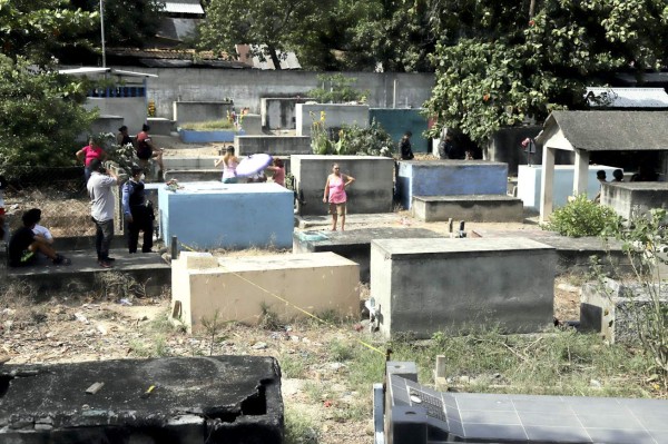 Con bloque matan a mujer dentro de un cementerio en Choloma
