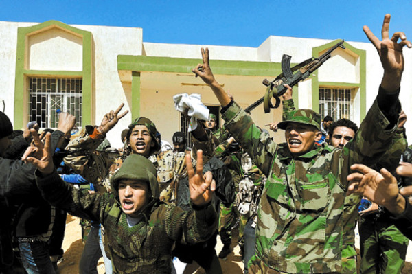 Gadafi resiste embates de rebeldes en su ciudad natal