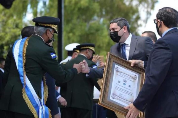 Ministro de Copeco recibe reconocimiento por el trabajo en Eta y Iota