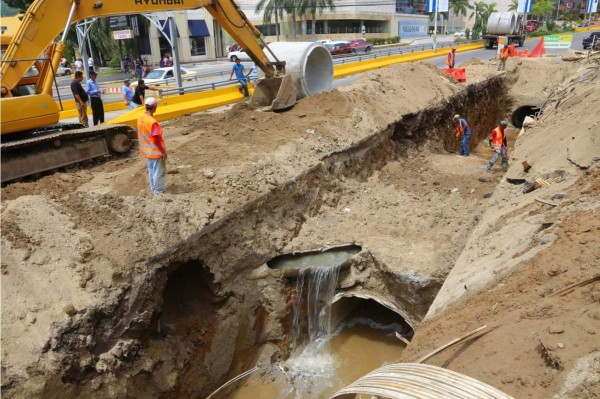 Por agujero cierran por 15 días tramo en avenida Circunvalación
