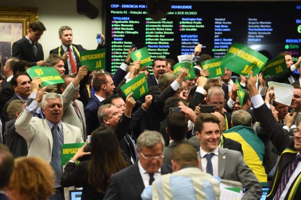 'Canta y no llores”, le corean a Dilma ante acecho de juicio