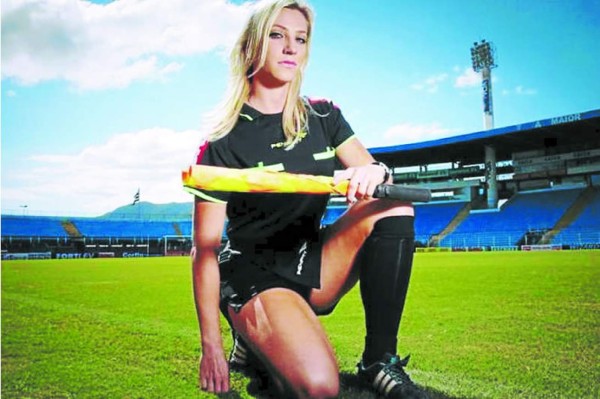 La árbitro más bella y sexy de Brasil desata euforia en las redes