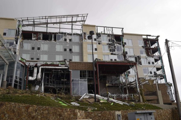 Destrucción y 11,000 evacuados deja Odile al tocar tierra en México