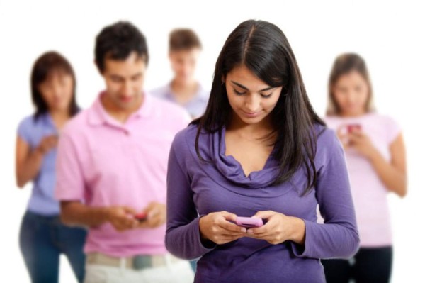 Niños en América Latina tienen celular desde los 12 años