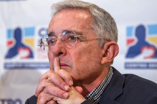 Jueza ordena libertad del expresidente colombiano Álvaro Uribe