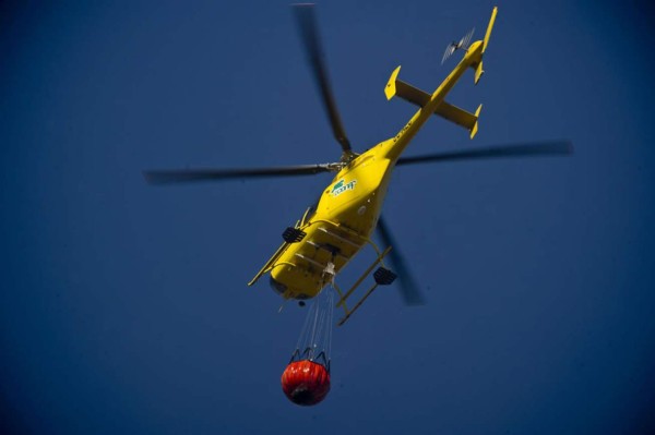 Siguen activos varios focos del incendio en Valparaíso; Envían ayuda