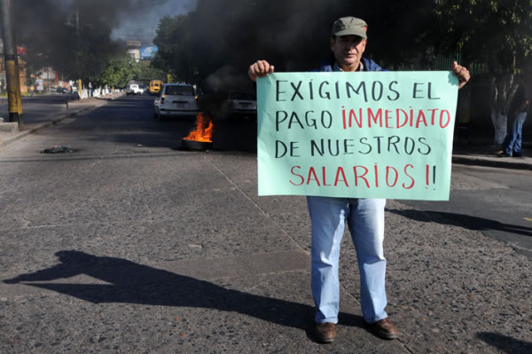 Maestros de Honduras siguen quemando llantas