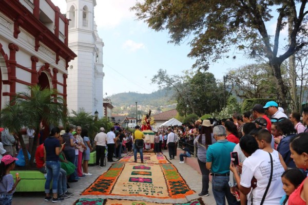 Católicos expresan devoción con coloridas alfombras de aserrín