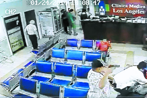 Video capta a delincuentes en asalto a clínica en El Progreso