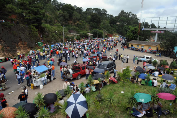 Paralizadas carreteras por seguidores de Zelaya