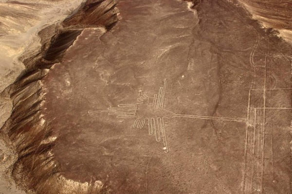 Un camión daña las milenarias Líneas de Nasca en Perú