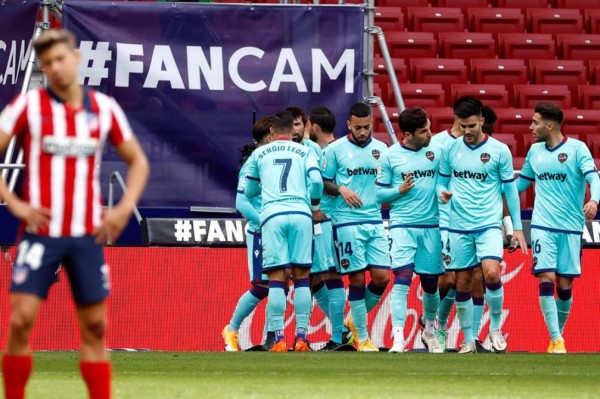 El líder Atlético de Madrid cae derrotado y le da esperanzas a Real Madrid y Barcelona