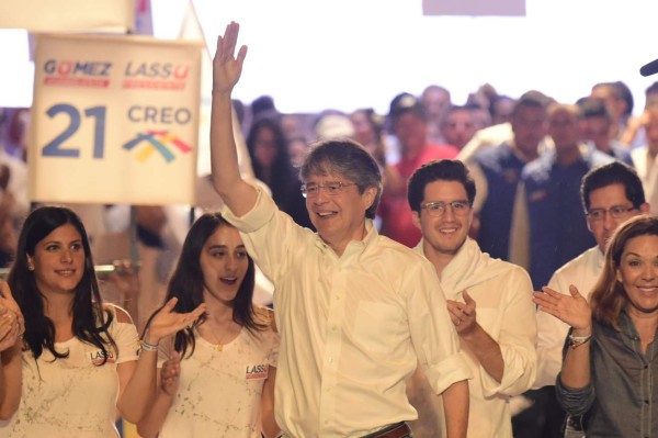 Ecuador's conservative presidential candidate Guillermo Lasso speaks during a press conference in Quito on April 3, 2017. Lasso said he will not accept the result of a runoff election won by his socialist rival Lenin Moreno, alleging fraud. / AFP PHOTO / RODRIGO BUENDIA