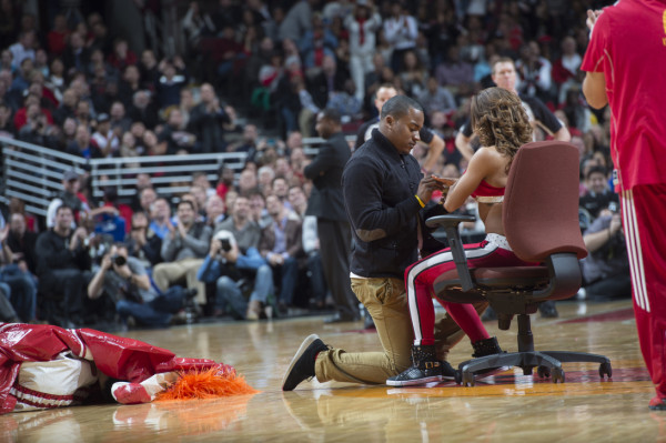 Vídeo: Una propuesta de matrimonio para una cheerleader en show de la NBA