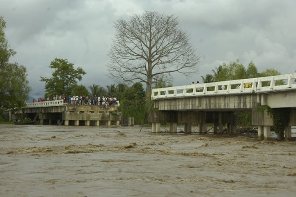 Por caída de puente no hay paso hacia Guatemala