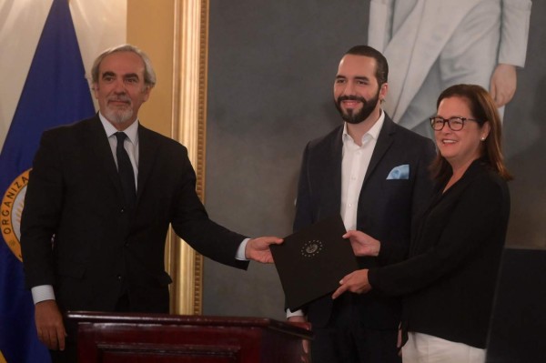 El Salvador y la OEA firman acuerdo que crea comisión contra la corrupción