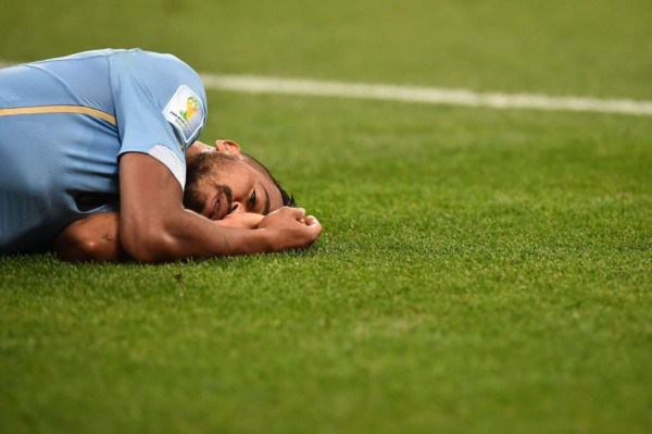 Uruguayo Álvaro Pereira cayó desplomado tras un golpe en la cabeza