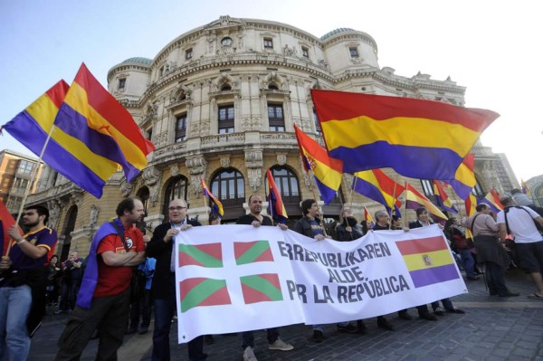 Miles de personas reclaman el fin de la monarquía española