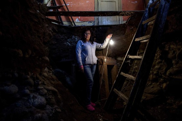 Mujer destruye la casa de su vecina en Perú buscando oro bajo tierra  