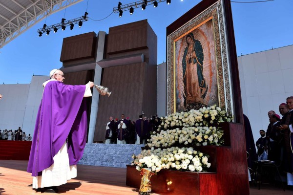 Pope Francis celebrates an open-air mass in Ecatepec --a rough, crime-plagued Mexico City suburb-- on February 14, 2016. Pope Francis has chosen to visit some of Mexico's most troubled regions during his five-day trip to the world's second most populous Catholic country. AFP PHOTO/GABRIEL BOUYS