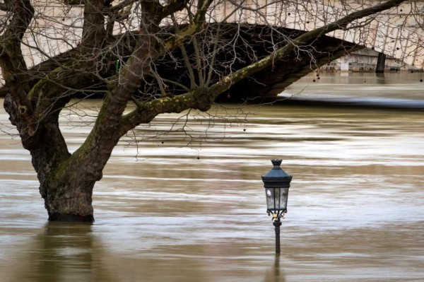 El río Sena se estabiliza en París, pero deja 1.500 evacuados en su región