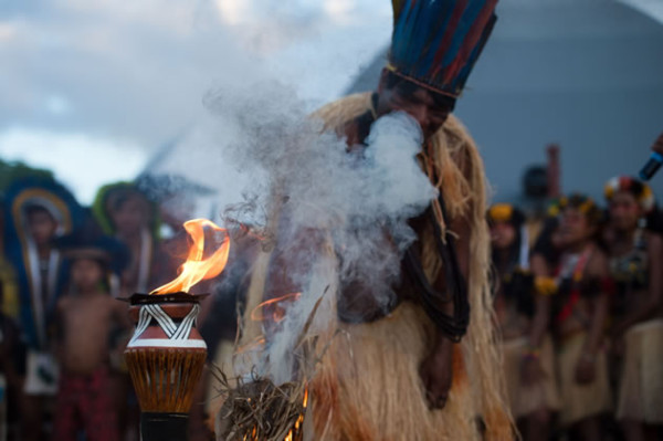 Vídeo: Bajo el 'fuego sagrado' Brasil abre juegos deportivos indígenas
