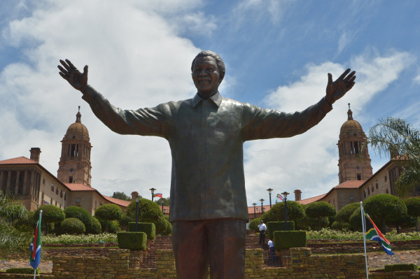 Presentan estatua de Nelson Mandela