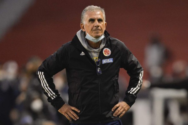 Colombia's Portuguese coach Carlos Queiroz gestures during the closed-door 2022 FIFA World Cup South American qualifier football match against Ecuador at the Rodrigo Paz Delgado Stadium in Quito on November 17, 2020. (Photo by RODRIGO BUENDIA / POOL / AFP)