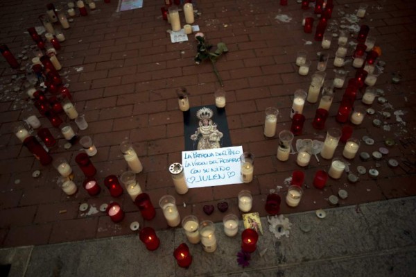 Candles remebering Julen, the toddler rescued after falling down a well, lie on the pavement in Malaga on January 26, 2019 - Spain grieved on today after a toddler who fell down a well was found dead in a tragic end to an intense 13-day rescue operation fraught with danger and setbacks. Hundreds of engineers, police and miners had been working round-the-clock under the media glare to try to reach two-year-old Julen Rosello, who plunged down a narrow, illegal well on January 13 while his parents prepared lunch nearby in Totalan, a southern town near Malaga. (Photo by JORGE GUERRERO / AFP)