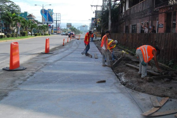 Construyen bahías en el bulevar que conduce hacia la Unah-vs