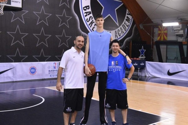 Un gigante busca ser la nueva estrella de la NBA