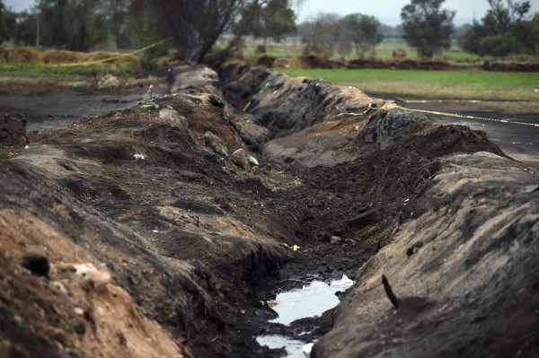 Sube a 107 el número de muertos por explosión de ducto en México