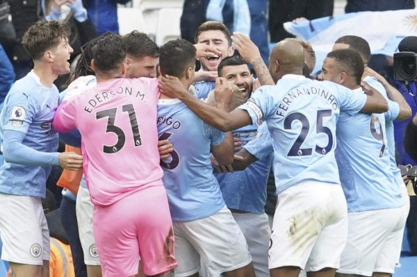 Kun Agüero se despide con doblete en goleada del Manchester City
