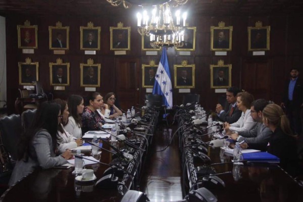 Honduras busca reducir los riesgos que sufren los inmigrantes en su travesía