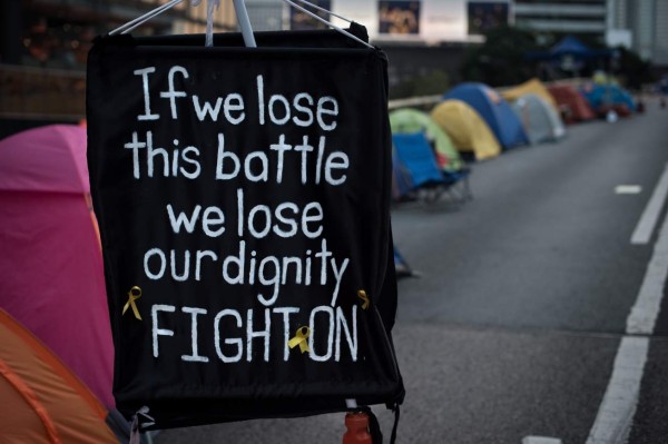 Tras violentas protestas, estudiantes y Gobierno dialogan en Hong Kong