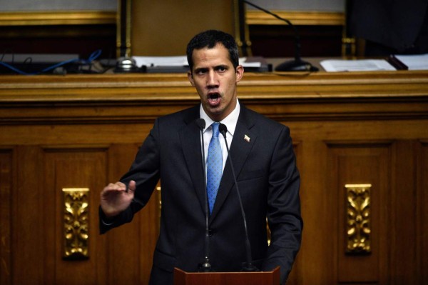 Guaidó ordena suspender envío de petróleo venezolano a Cuba
