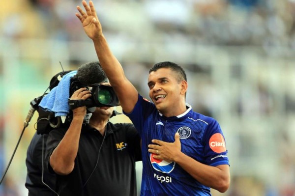 Amado Guevara saludando a los aficionados motagúenses.