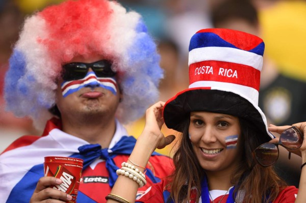 Parejas de futbolistas de Italia apoyan a sus equipos en Brasil