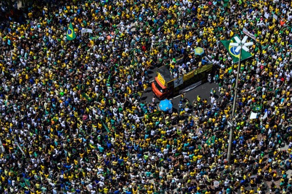 Miles de brasileños protestan contra Rousseff