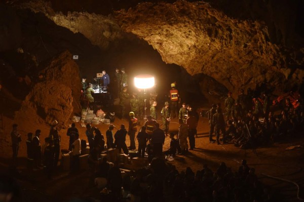 Rescatistas trabajan contrarreloj para salvar a niños atrapados en una cueva