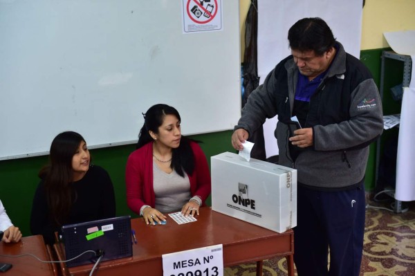 Reñido duelo electoral entre Keiko y Kuczynski en Perú